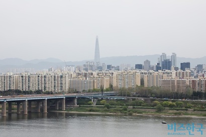 서울 용산구 유엔빌리지 인근에서 바라본 압구정동 아파트 일대의 모습. 사진=임준선 기자