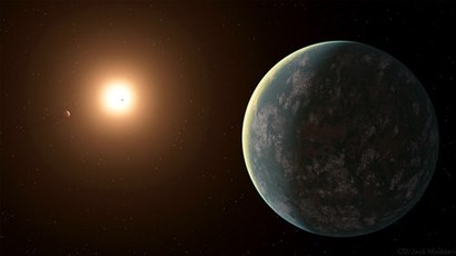 미지근한 K형 왜성 곁을 도는 슈퍼-지구 행성이 있다면 태양에 비해 적외선 영역의 빛을 더 많이 받는 환경의 행성일 것이다. 그래서 행성의 하늘은 더 불그스름하게 채워져 있을 가능성이 높다. 이미지=Jack Madden/Carl Sagan Institute; Cornell University