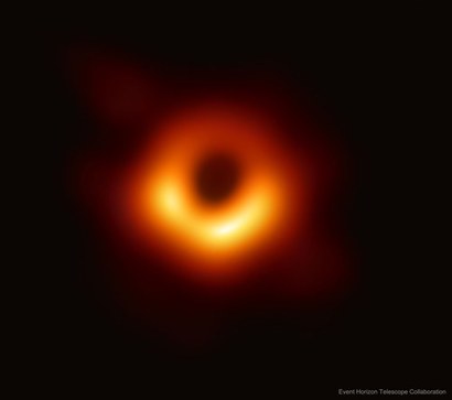 사건의 지평선 망원경으로 최초로 촬영한 M87 은하 중심의 초거대 질량 블랙홀의 모습. 사진=Event Horizon Telescope Collaboration