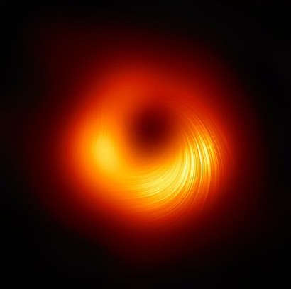 이번에 새롭게 관측한 블랙홀 주변 자기장으로 편광된 빛의 모습을 추가한 블랙홀 사진. 이미지=EHT Collaboration