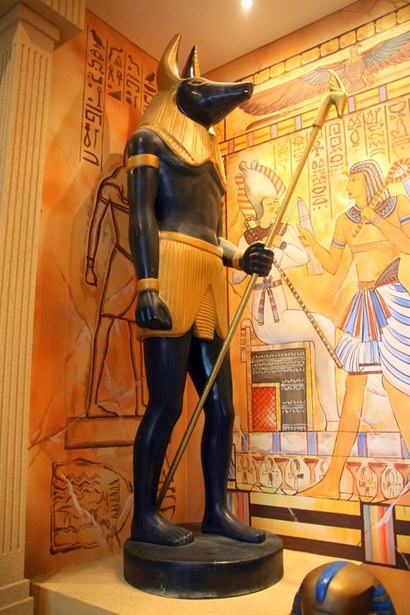 다문화박물관 내의 이집트관. 거대한 아누비스 신상이 입구를 지키고 있다. 사람 몸에 자칼의 머리를 하고 있는 아누비스는 죽은 이를 저승으로 인도하는 신이다. 사진=구완회 제공