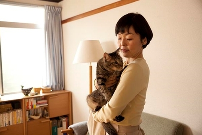 어머니를 떠나보낸 주인공 아키코에게 어느 날 길고양이가 찾아온다. 소설과 달리 고양이는 마스코트 정도로만 비치지만 등장할 때마다 집사들의 마음을 녹인다.