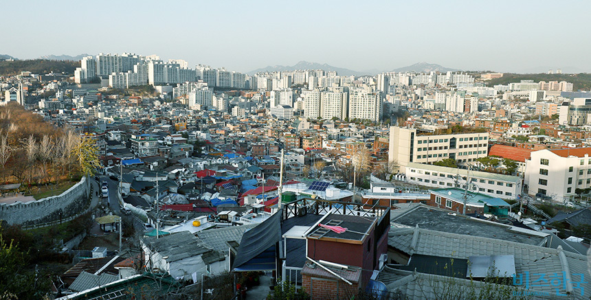 전월세가 부족하다 보니 무주택 서민들은 싼 집이라도 사야 하는 상황으로 몰리고 있다. 서울의 한 주택가 모습으로, 기사의 특정 내용과 관련 없다. 사진=비즈한국 DB