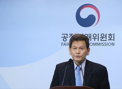 지난 2019년 5월 2일 김성삼 공정거래위원회 기업집단국장이 대림산업(현 DL)이 그룹의 호텔 브랜드 '글래드'(GLAD) 상표권을 이해욱 회장과 아들이 100% 지분을 보유한 회사에 넘겨주고 자회사가 사용하게 하는 식으로 이 회장 일가가 수익을 챙긴 사실을 적발했다고 밝히고 있다. 사진=연합뉴스