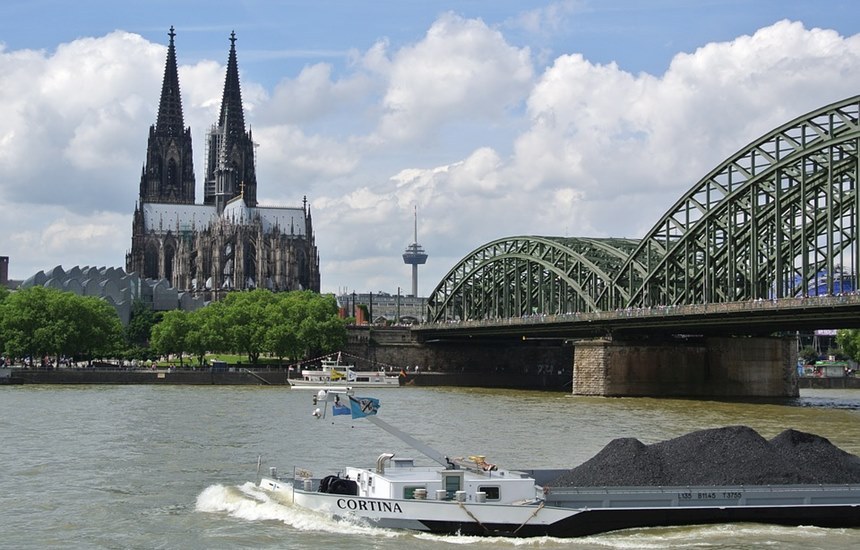 노르트라인베스트팔렌주의 최대도시 쾰른. 쾰른대성당과 라인강 위로 놓인 호엔촐레른 다리. 약 1700개의 스타트업이 NRW주에 자리 잡았으며 정보통신 분야에 두각을 나타내고 있다.