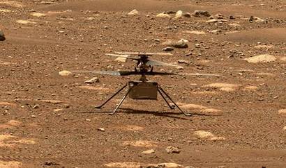2021년 화성 착륙선 퍼시비어런스에서 분리되어 나온 뒤 화성 하늘을 비행하는 데 성공한 화성 헬리콥터 인제뉴어티. 사진=NASA/JPL-Caltech/ASU