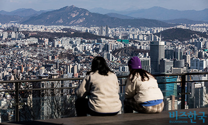서울 용산구 남산공원에서 바라본 서울시내 아파트 전경. 사진=최준필 기자