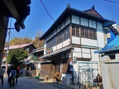 드라마 ‘동백꽃 필 무렵’에서 주인공 동백이가 운영하던 가게 카멜리아와 이웃의 게장골목집들은 모두 이곳에 남아 있는 옛 일본식 가옥들이다. 사진=구완회 제공