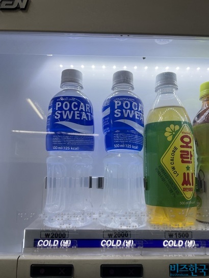 대부분 편의점에서 2400원에 판매하는 동아오츠카의 포카리스웨트 페트병은 자판기에서 2000원에 판매한다. 사진=전다현 기자