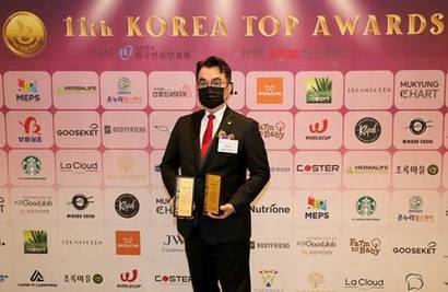 최철홍 보람그룹 회장과 보람상조가 제11회 KOREA TOP AWARDS에서 ‘공감경영 나눔실천 CEO 부문’ 대상·‘명품 브랜드 부문’ 대상을 동시 수상했다. 오준오 보람그룹 대표이사가 지난 21일 서울 밀레니엄호텔에서 진행된 시상식에서 기념촬영을 하는 모습. 사진=보람그룹 제공