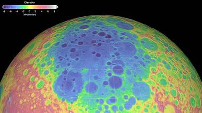 달 남극 주변 지형의 고도를 보여주는 지도. 확연하게 고도가 낮은 거대한 분지가 보인다. 사진=NASA