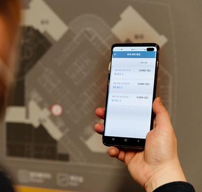 IPARK 입주고객이 ‘스마트 주차장 솔루션’을 통해 자동등록된 주차 위치를 확인하고 있다. 사진=HDC현대산업개발 제공