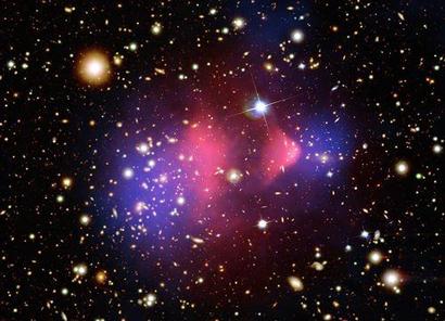 암흑 물질과 가스를 함께 품고 있던 거대한 두 은하단이 충돌하는 총알 은하단의 모습. 파란색은 중력 렌즈로 파악한 암흑 물질의 분포를, 보라색은 엑스선 관측으로 파악한 가스 물질의 분포를 보여준다. 명확하게 두 분포가 어긋나 있다. X-ray: NASA/CXC/CfA/M.Markevitch, Optical and lensing map: NASA/STScI, Magellan/U.Arizona/D.Clowe, Lensing map: ESO WFI
