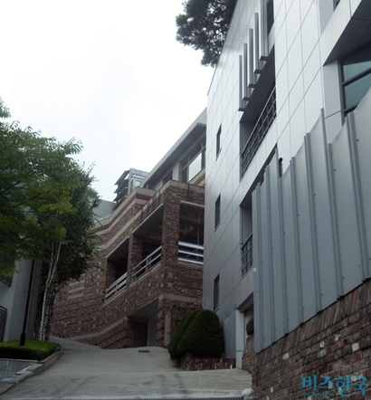 재계 1위 이재용 삼성전자 부회장의 주민등록상 거주지인 서울 한남동 단독주택(빨간 벽돌 건물).  사진=이종현 기자