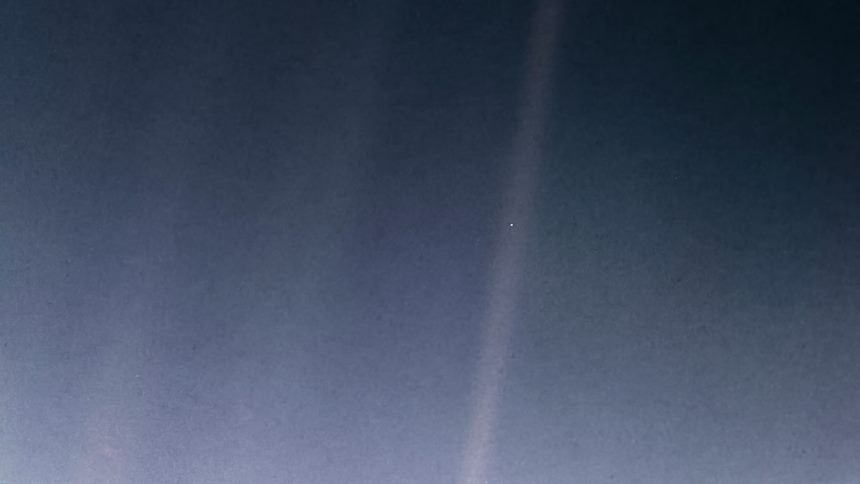 약 60억 km 떨어져 촬영한 지구, 창백한 푸른 점으로만 보인다. 사진=NASA/JPL