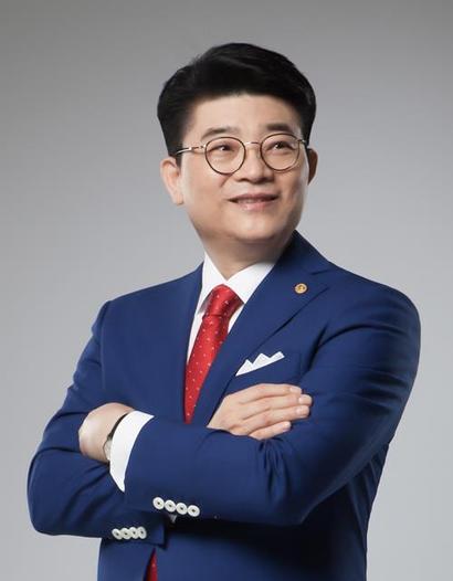 최철홍 보람그룹 회장이 6년 연속으로 ‘2022 한국의 영향력 있는 CEO(사회책임경영)’에 선정됐다. 사진=보람그룹 제공