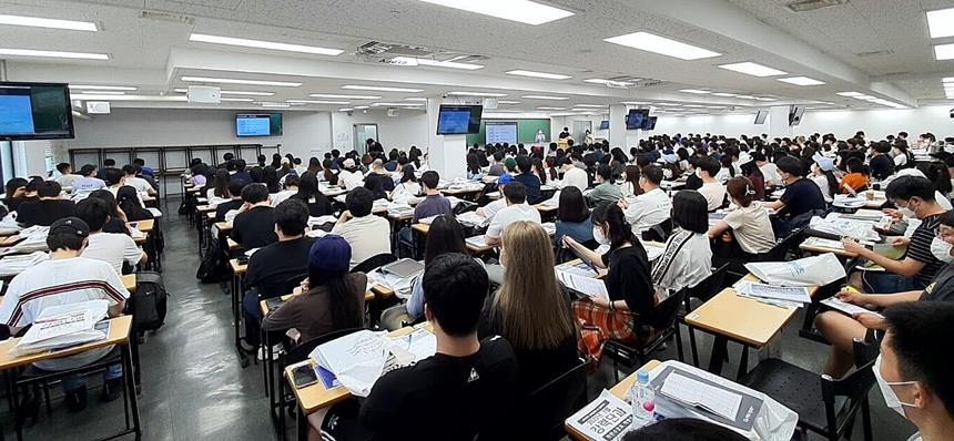 서울 노량진의 공단기 강의실에서 진행된 ‘찾아가는 공무원 합격 설명회’에 참석한 수험생들이 2023 공무원 시험 대비에 대한 설명을 듣고 있다. 사진=에스티유니타스 제공