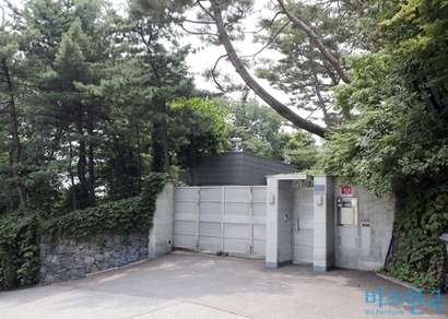 이웅열 코오롱그룹 전 회장이 거주하는 성북동 단독주택 입구.  사진=박정훈 기자