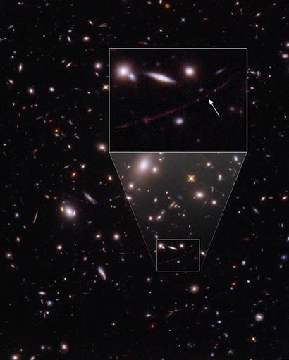 허블 망원경의 이미지를 샅샅이 분석한 끝에 발견된 에렌델과 그 모은하. 사진 속 길게 왜곡된 붉은 천체가 에렌델을 품고 있는 모은하의 중력 렌즈 이미지다. 이미지=NASA, ESA