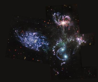 스테판의 오중주를 중적외선으로 관측한 결과. 중심에 활동 중인 블랙홀을 품고 있는 은하들은 그 중심이 훨씬 밝게 빛나고 있다. 이미지=NASA, ESA, CSA, STScI