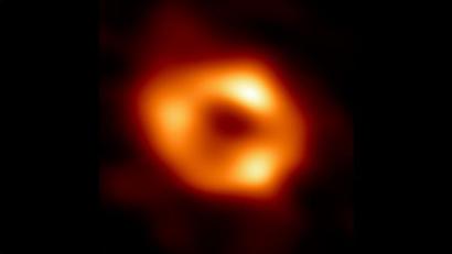 2020년 공개된 우리 은하 중심 블랙홀. 블랙홀 주변에 밝은 빛의 고리가 보인다. 참고로 이번 제임스 웹의 수소 분자 지도에 촬영된 도넛 모양 형체는 이 사진 속 빛의 고리와는 다르다. 제임스 웹 사진에 담긴 도넛 형태는 블랙홀 주변 빛의 고리보다 훨씬 더 큰 스케일인 강착 원반 흔적을 담은 것이다. 헷갈리지 말자. 이미지=EHT Collaboration