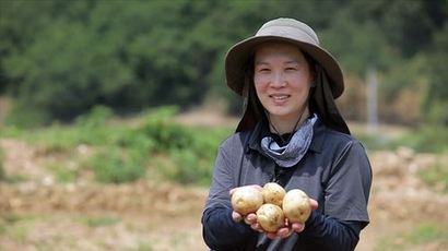 김수진 농부가 수확한 감자를 들고 있다. 사진=농심 제공