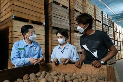 청년농부와 멘토가 농심 아산공장 감자저장고를 견학하고 있다. 왼쪽부터 농심 아산공장 품질관리팀 권택상 책임, 청년농부 김수진, 멘토 더어울림 김의종 대표. 사진=농심 제공