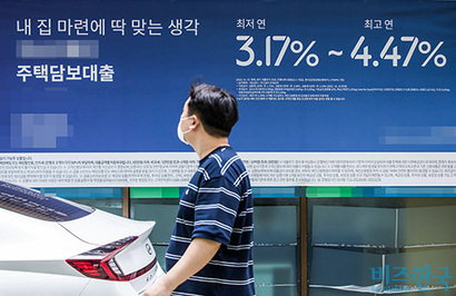 서울 시내 한 은행에 대출 안내문이 붙어 있다. 한국은행은 지난 5월 기준금리를 1.75%로 전달 대비 0.25%p 올렸다가 7월  2.25%로 조정해 0.5%p를 인상하는 ‘빅스텝’을 감행했다. 사진=최준필 기자