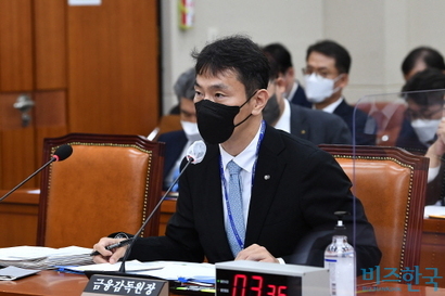 이복현 금융감독원장이 7월 28일 서울 여의도 국회에서 열린 정무위원회에서 의원들의 질의에 답하고 있다. 사진비즈한국DB