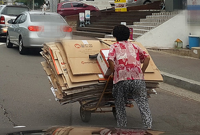 한 노인이 폭염 속에서 폐지 손수레를 밀고 있다. 사진=연합뉴스