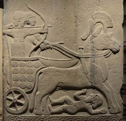 시리아 유적지에서 발굴된 고대인들의 전투 장면. 군인이 탄 전차에 바퀴살이 있는 수레바퀴가 달려 있다. 이미지=Museum of Anatolian Civilization