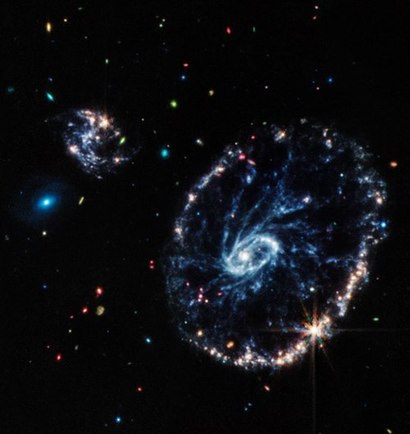 제임스 웹의 NIRspec으로 촬영한 수레바퀴 은하. 가스로 이어진 바퀴살의 모습을 따로 구분해서 볼 수 있다. 사진=NASA, ESA, CSA, STScI, Webb ERO Production Team
