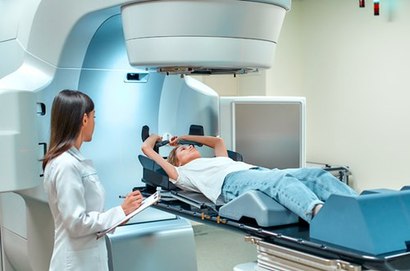 현대의학에서 암 치료 방법은 수술, 항암 화학요법, 방사선요법(사진) 등 공격적이고 독성이 강한 치료가 주를 이룬다. 사진=cancer.net