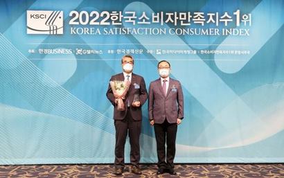 상조 업계 선도 기업 프리드라이프(대표 김만기)가 ‘2022 한국소비자만족지수 1위(KSCI)’ 시상식에서 10년 연속 상조 서비스 부문 1위를 수상했다. 사진=프리드라이프 제공