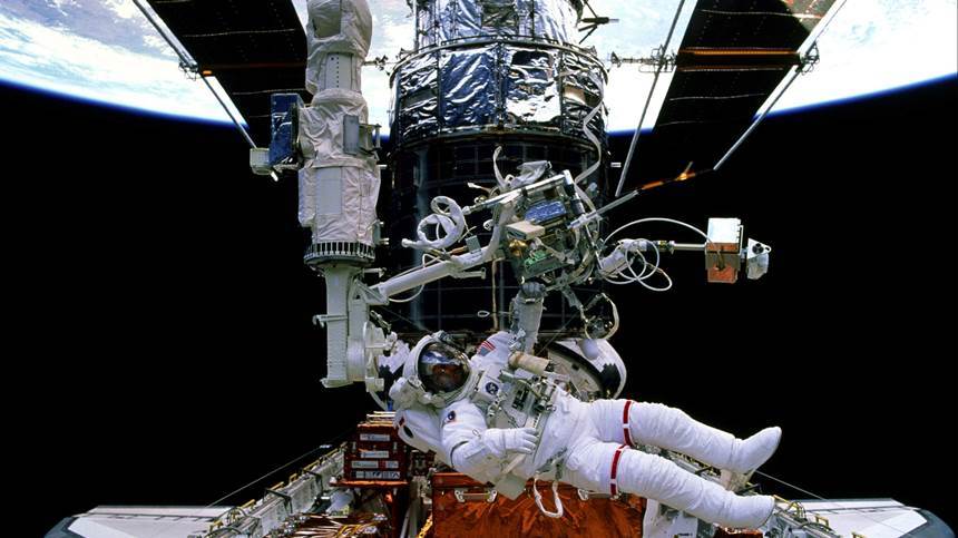 우주왕복선을 타고 간 우주인이 허블 우주 망원경을 직접 수리하는 모습. 사진=NASA