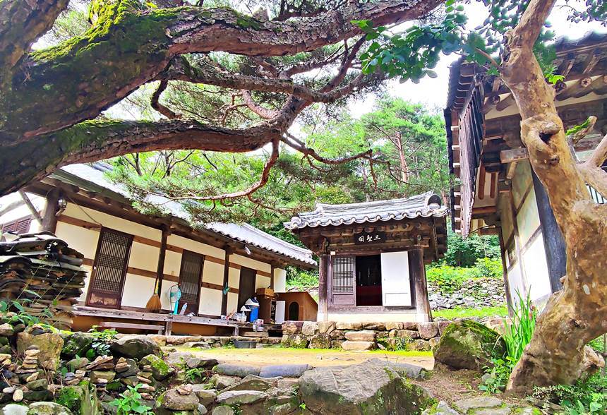 ‘한국의 10대 정원’으로 손꼽히는 봉정사 영산암 마당 중앙에서 삼성각을 본 모습. 사진=구완회 제공