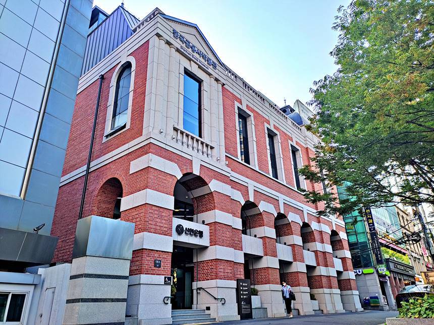 한국금융사박물관은 신한은행에서 설립한 국내 최초의 금융사 전문 박물관이다. 대리석과 붉은 벽돌로 지어진 건물은 1912년 지어진 한성은행 본점을 재현한 것이다. 사진=구완회 제공