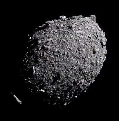 충돌 직전 탐사선이 마지막으로 촬영한 디모르포스의 표면. 오동통한 새우튀김 같은 느낌이 든다. 사진=Doug Ellison & NASA(Original)
