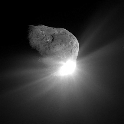 2005년에 진행된 ‘딥 임팩트’ 미션 당시. 혜성 템펠 1에 충돌체가 부딪치면서 발생한 섬광을 볼 수 있다. 사진=NASA