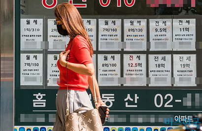 서울 시내 한 부동산 중개업소에 전월세 매물 알림판이 붙어 있다. 사진=최준필 기자