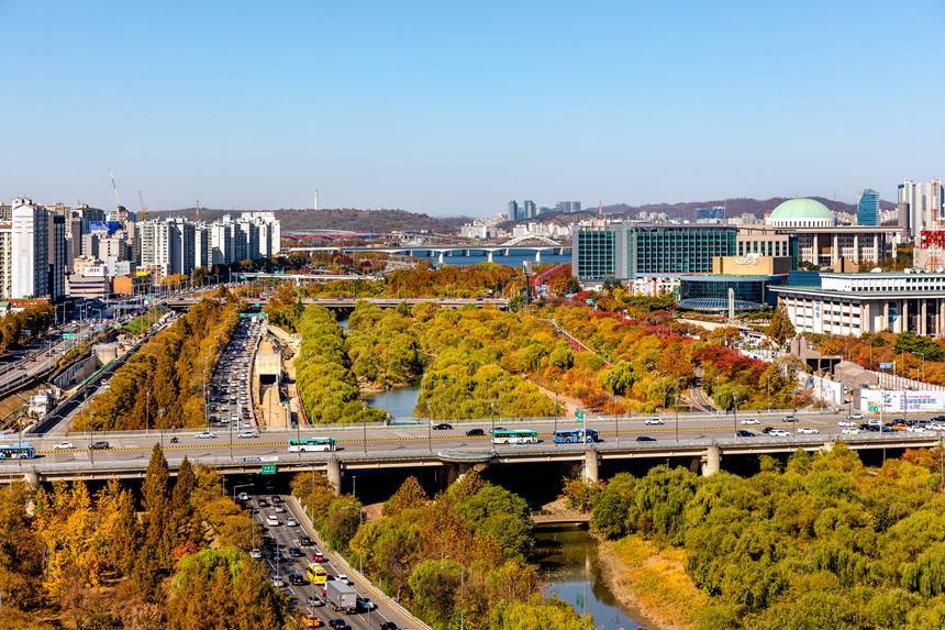 가을철 단풍이 들면 여의도 건물과 샛강이 어울려 색다른 모습을 볼 수 있다. 사진=서울관광재단 제공