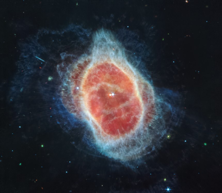제임스 웹이 담은 남반구 고리 성운의 아름다운 모습. 특히 중적외선으로 관측한 사진을 보면 먼지 구름에 가려진 별이 주황색으로 드러난 것을 확인할 수 있다. 이 주황색 별이 성운을 만든 주인공이다. 사진=NASA, ESA, CSA, and STScI