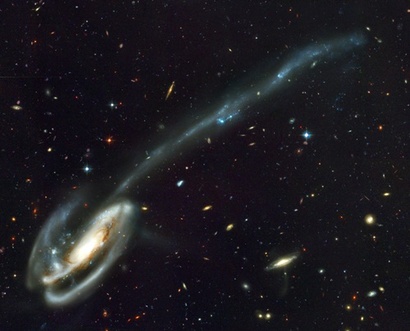 일명 올챙이 은하로 불리는 은하 Arp 188이 길게 흐트러지는 모습. 주변 은하들에 의한 조석력으로 인해 은하가 흐트러지고 조각나면서 왜소은하가 탄생할 수 있다. 사진=H. Ford, JHU/M. Clampin, STScI/G. Hartig, STScI/G. Illingworth, UCO, Lick/ACS Science Team/ESA/NASA