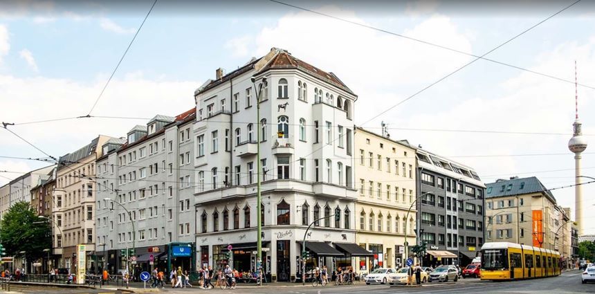 베를린을 상징하는 TV 타워를 배경으로 트램, 자동차가 바삐 오가는 로젠탈러플라츠 오거리는 그야말로 베를린의 노른자 땅이다. 그 오거리를 중앙에 세인트 오버홀츠 카페가 있다. 사진=sanktoberholz.coffee