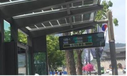 2015년 서울시는 태양광으로 생산한 전기로 버스정보안내단말기가 작동되도록 했다. 사진=서울특별시
