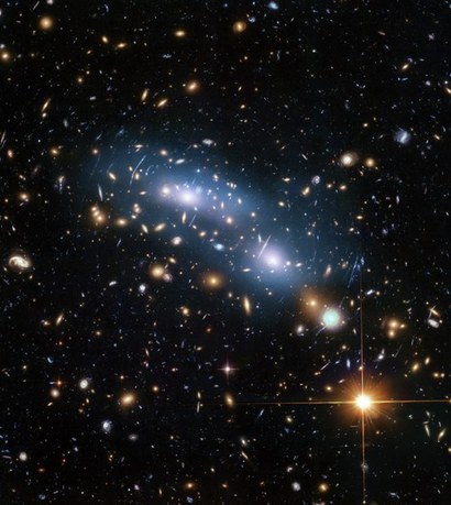 허블 우주망원경으로 관측한 은하단 MACS J0416. 사진 속 푸른 빛이 은하단내광 ICL이다. 사진=NASA, ESA, and M. Montes(University of New South Wales)