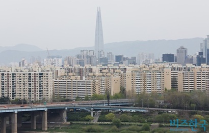 지어진 지 20년 이상 된 노후주택 중에서는 서울 강남구 압구정동 현대아파트(사진) 1차가 가장 비싼 가격에 거래됐다. 사진=임준선 기자