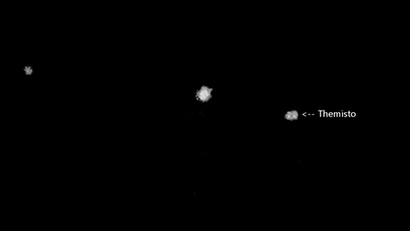 희미하게 포착된 테미스토 위성. 아주 작고 불규칙하게 찌그러진 형태를 희미하게 확인할 수 있다. 사진=NASA