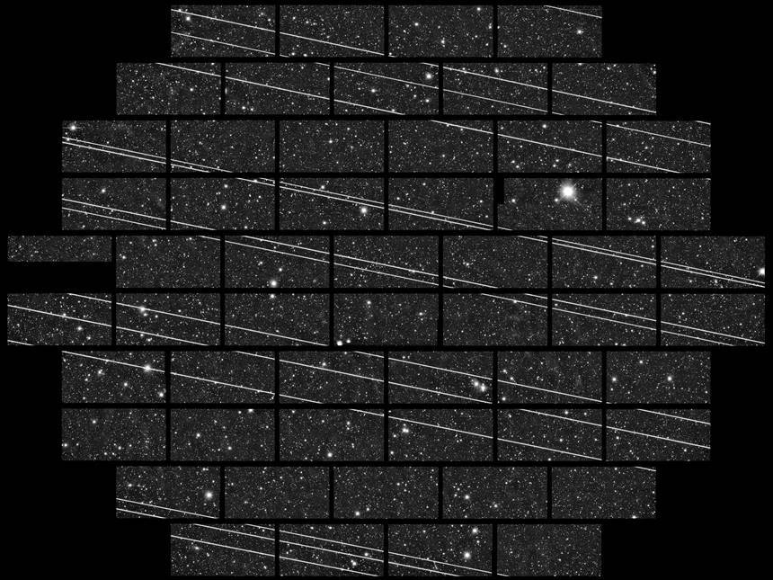 칠레 CTIO 망원경으로 관측한 사진에 담긴 스타링크 위성들의 궤적. 망원경이 빛을 담은 333초 동안 19대의 위성이 시야를 가리고 지나갔다. 사진=CTIO/NOIRLab/NSF/AURA/DECam DELVE Survey