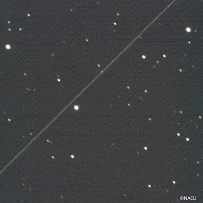 다크샛 위성이 지나간 흔적을 망원경으로 관측한 사진. 기존 스타링크에 비해선 덜 밝지만 망원경들에겐 여전히 방해물이다.
